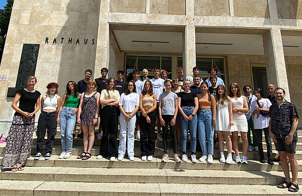 Gruppenfoto der Jugendlichen mit Oberbürgermeisterin Katrin Albsteiger vor dem Rathaus