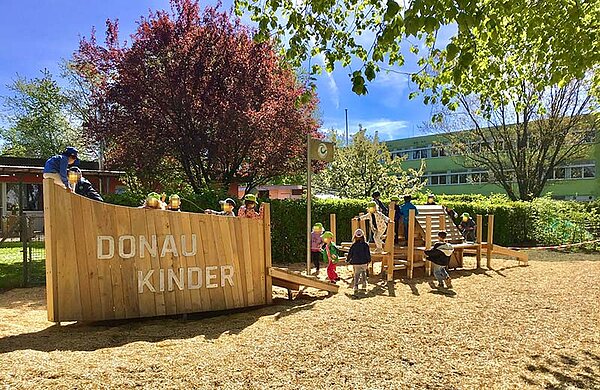 Kinder spielen auf einem Spielplatz im Freien