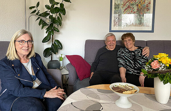 Bürgermeisterin Gerlinde Koch sitzt gemeinsam mit dem Ehepaar Müller in einem Wohnzimmer