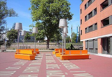 Der Maxplatz in Neu-Ulm mit orangefarbenen Sitzbänken
