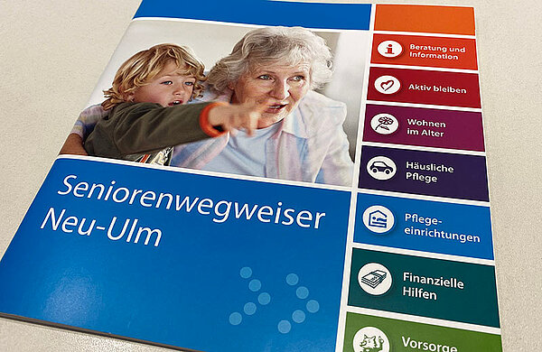 Die Broschüre "Seniorenwegweiser Neu-Ulm"