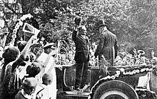 Hermann Köhl und Oberbürgermeister Nuißl verlassen nach der Fahrt zum Festakt im Neu-Ulmer Rathaus den festlich gechmückten Ehrenwagen. / Hermann-Köhl-Museum, Fotograf unbekannt