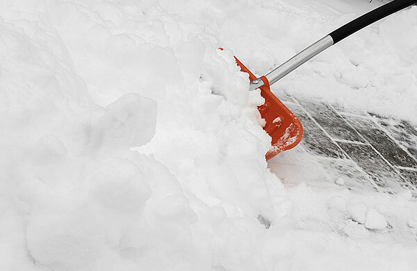 Schneeschippen mit einer Schaufel