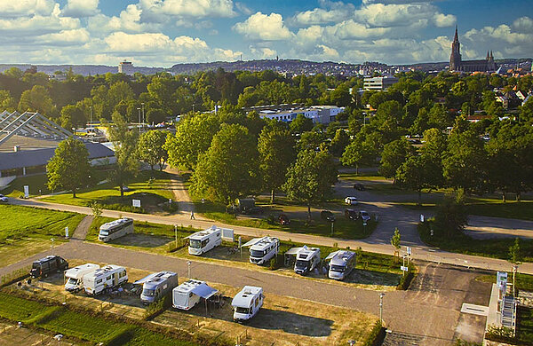 Der Wohnmobilstellplatz am Donaubad Luftaufnahme mit Blick auf den Wohnmobil-Stellplatz, im Hintergrund das Neu-Ulmer Münster