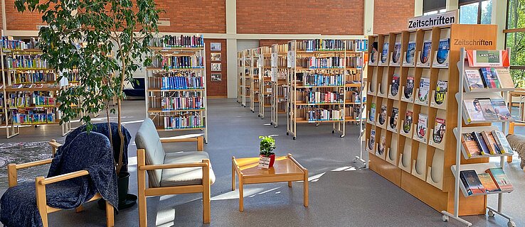 Lesesaal in der Stadtbücherei mit Bücherregalen