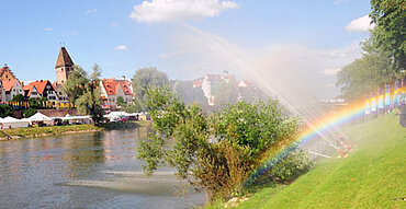 Blick vom Neu-Ulmer Donauufer nach Ulm, im Vorderung ein Regenbogen