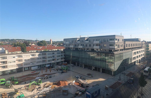 Blick auf das neue Gebäude Heiners am Heiner-Metzger-Platz