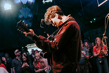 Auftritt Luke Noa mit Gitarre