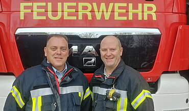 Andreas Hoffzimmer, Kommandant der Freiwilligen Feuerwehr Neu-Ulm, und sein Stellvertreter Michael Haitchi, vor einem Feuerwehrfahrzeug