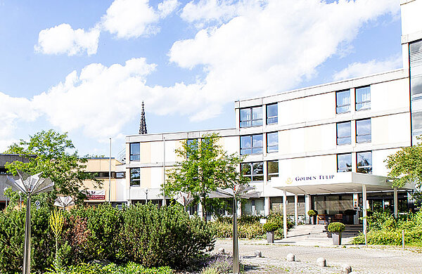 Das ehemalige Golden-Tulip-Hotel neben dem Edwin-Scharff-Haus