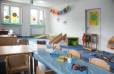 Kita-Gruppenraum mit Spiel- und Bastelmöglichkeiten