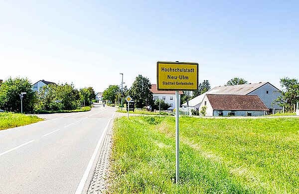 Ortseingang von Gerlenhofen mit Ortsschild