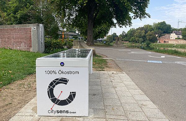Solarbank mit Lademöglichkeiten am Neu-Ulmer Donauufer