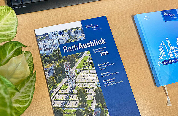 Auf einem Schreibtisch liegt eine Ausgabe des Neu-Ulmer Jahresrückblicks "Rathausblick".