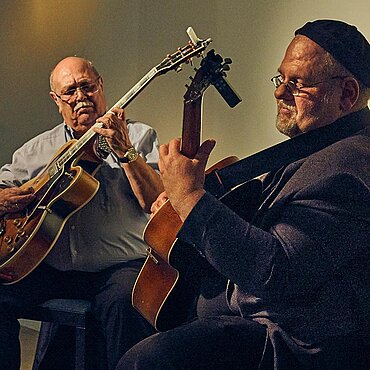 Bawelino und Brunner spielen Gitarren