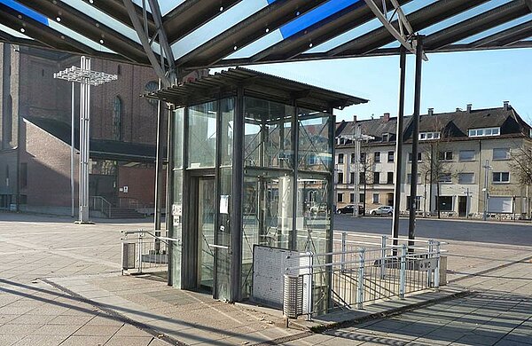 Aufzug am Petrusplatz zur Tiefgarage