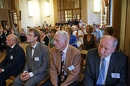 Die Delegation aus Neu-Ulm und Bois-Colombes verfolgt die Zeremonie im Saal des Rathauses