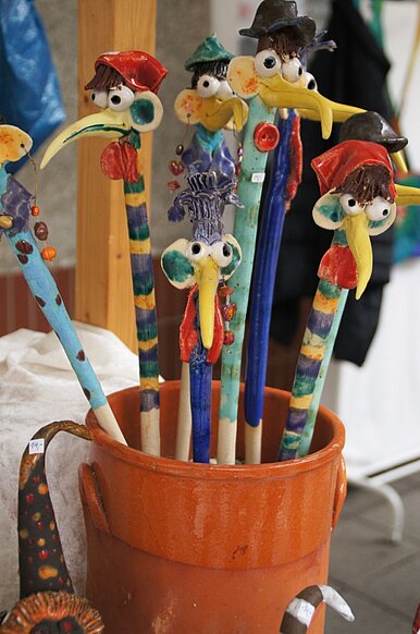 Bunte Tonfiguren in einem Eimer