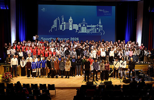 Gruppenfoto mit den geehrten Sportlerinnen und Sportlern