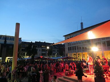 Rathausplatz voller Stadtfest-Besucher, auf der Bühne spielt eine Band