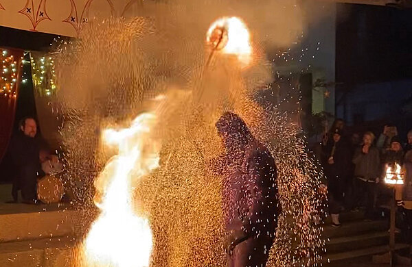 Vorführung einer Feuershow