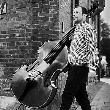 Johannes Ochsenbauer Kontrabassist mit Kontrabass