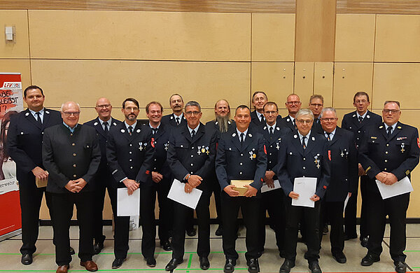 Gruppenfoto mit den ausgezeichneten Feuerwehrkameraden