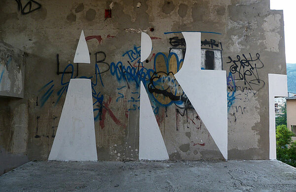 Mauer mit Graffiti und den freigestellten Buchstaben "ART"