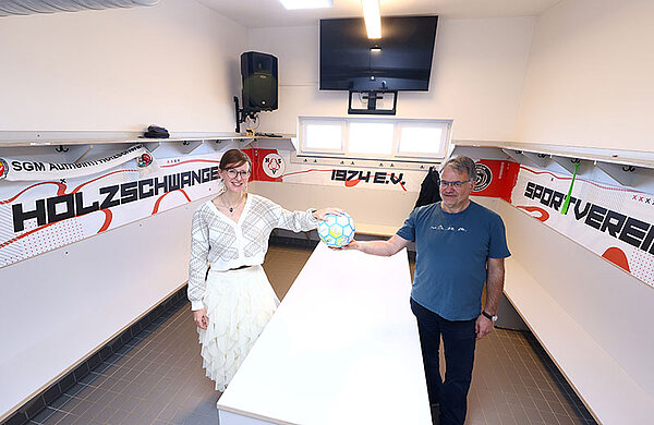 Oberbürgermeisterin Katrin Albsteiger hat das neue Umkleidegebäude am 11. April im Rahmen einer kleinen Feier an den Sportverein Holzschwang übergeben. Oberbürgermeisterin Katrin Albsteiger und ein Vertreter des Sportvereins Holzschwang in den neuen Umkleideräumen