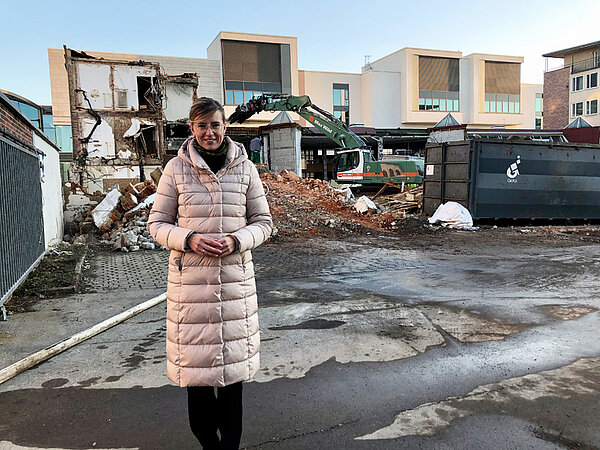 Oberbürgermeisterin Katrin Albsteiger vor dem im Abriss befindlichen LEW-Gebäude