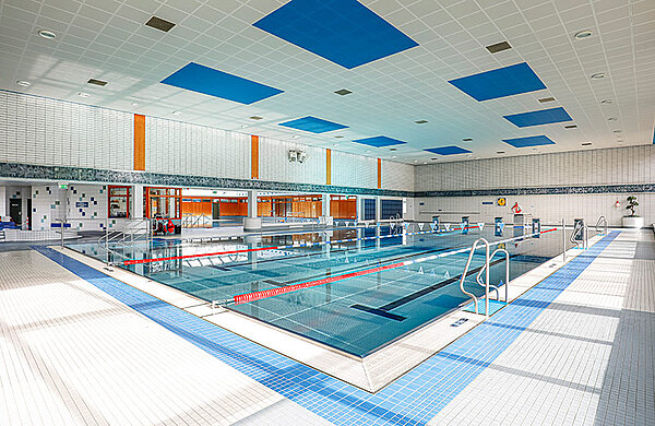 Schwimmbecken im Hallenbad