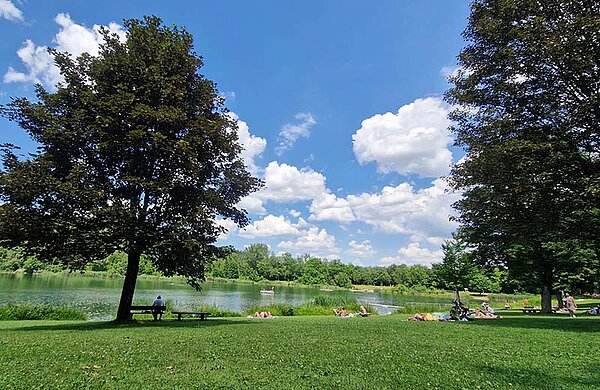 Pfuhler See mit Badegäste