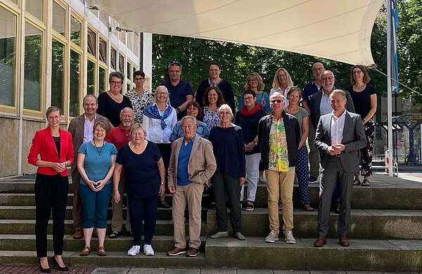 Gruppenfoto des Netzwerks auf dem Rathausplatz in Neu-Ulm