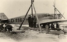 Die 'Bremen' nach ca. 4.500 km und landung auf Greenly Island am 13. April 1928 gegen Mittag Ortszeit, Köhl (mit Kopfbinde) / Hermann-Köhl-Museum, Fotograf unbekannt
