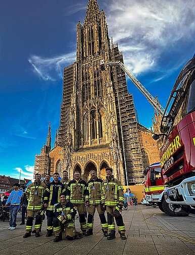 Gruppenfoto der Feuerwehrkameraden vor dem Ulmer Münster