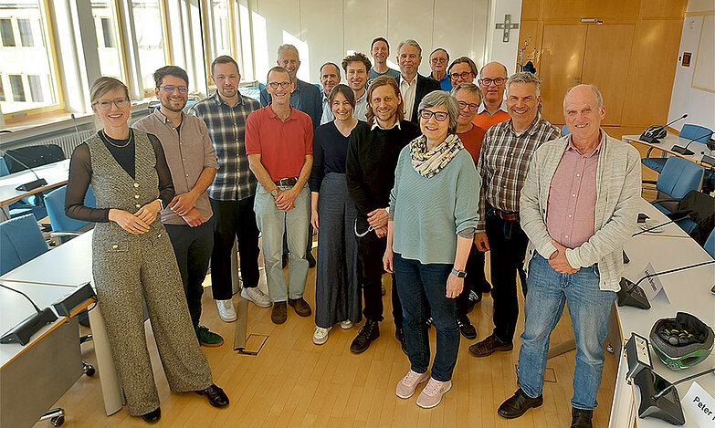 Gruppenfoto mit den Mitgliedern des Klimaschutzbeirates im Sitzungssaal des Rathauses