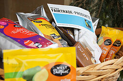 Ein Korb mit Fairtrade-Produkten
