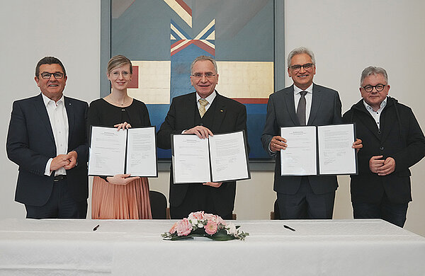 Foto von der Vertragsunterzeichnung