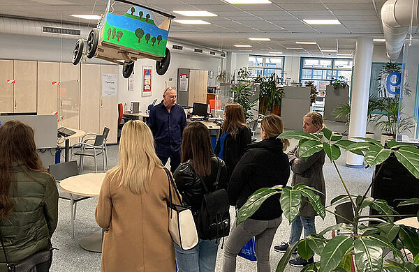 Die Jugendlichen besichtigen das Bürgerbüro.