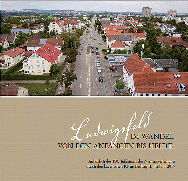 Zweigeteiltes Umschlagbild der Chronik Ludwigsfeld mit einer Luftaufnahme des Neu-Ulmer Stadtteils, darunter die Beschriftung "Ludwigsfeld - Im Wandel. Von den Anfängen bis heute."