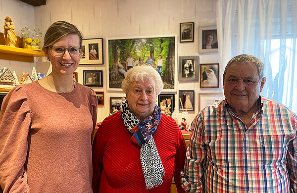 Oberbürgermeisterin Katrin Albsteiger neben dem Ehepaar