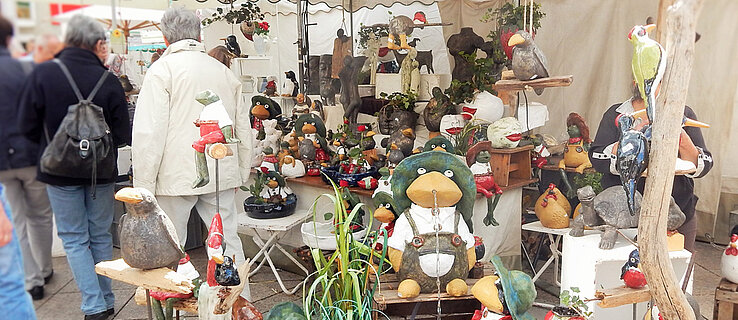 Marktstand mit getöpferten Waren