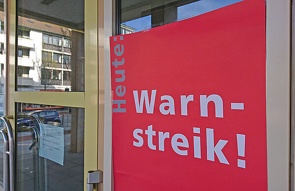 Hinweisschild mit Text: Heute Warnstreik!