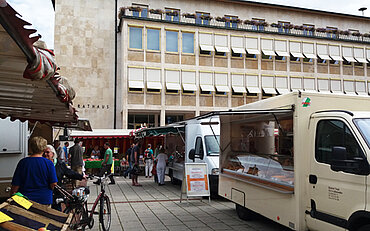 Marktstände auf dem Neu-Ulmer Rathausplatz