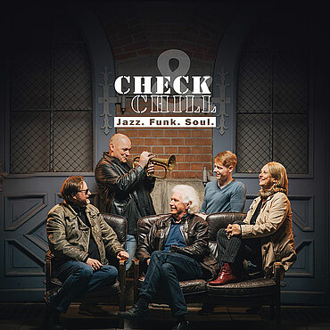 Check & Chill Bandfoto Check & Chill mit fünf Bandmitgliedern, einer davon mit Trompete