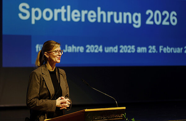 Oberbürgermeisterin Katrin Albsteiger steht an einem Redepult und spricht in ein Mikrophon.