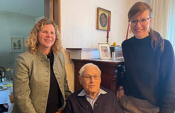 Foto: Neu-Ulms Oberbürgermeisterin Katrin Albsteiger (rechts im Bild) und Manuela Oswald, Bürgermeisterin der Gemeinde Amtzell, gratulieren Georg Vogler zu seinem 104. Geburtstag. Die Neu-Ulmer Oberbürgermeisterin und die Bürgermeisterin von Amtzell neben dem Jubilar.