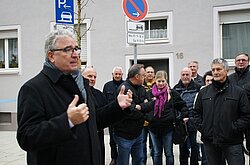 Oberbürgermeister Gerold Noerenberg spricht zu Stadträten und Bürgern