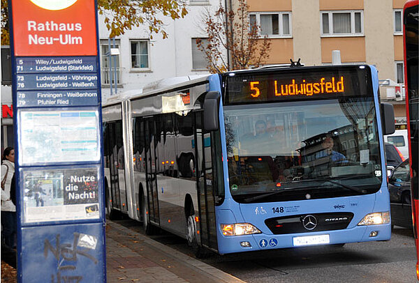 Bus mit der Anzeige "5 Ludwigsfeld) an der Bushaltestelle "Rathaus Neu-Ulm"