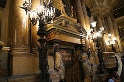 Üppig ausgeschmücktes Foyer im Palais Garnier mit Säulen und Figuren